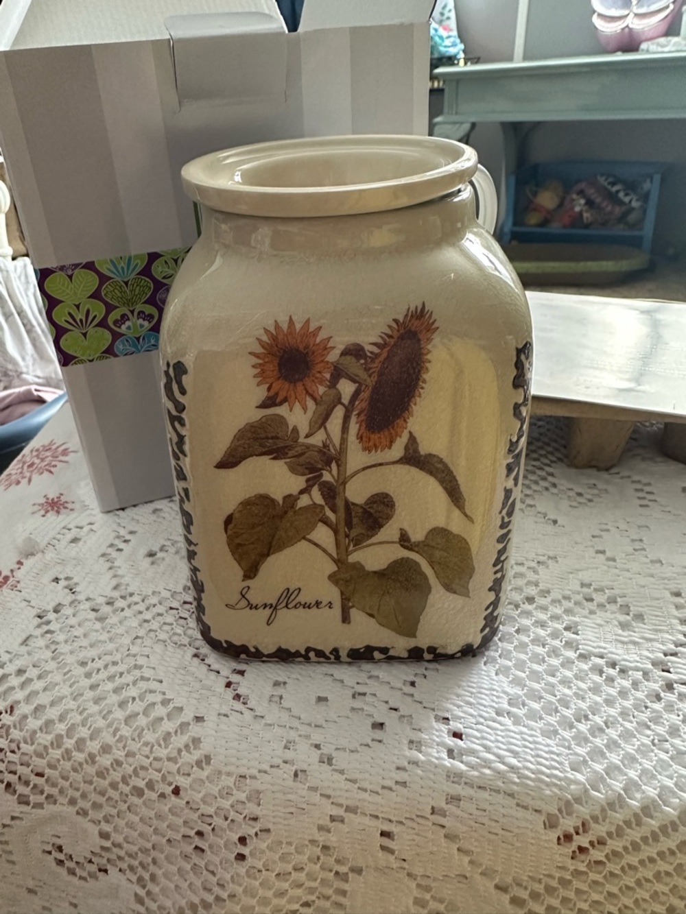 Scensty warmer  Ceramic Sunflower Jar in Cream and Brown